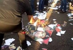 مسئول حملة السيسى بـ"فديمين" يحرق صوره بعد مرور جنازة الشهيد أحمد عثمان أمامه