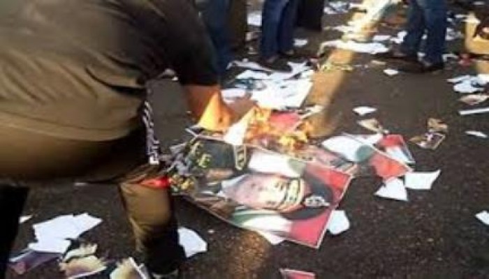 مسئول حملة السيسى بـ"فديمين" يحرق صوره بعد مرور جنازة الشهيد أحمد عثمان أمامه