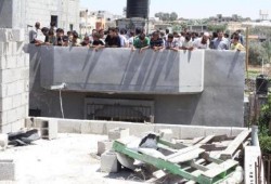 صور من غزة .. يفدون جارهم بانفسهم