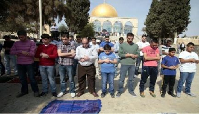 تكبيرات المصلين بالأقصى بعد سماع صفارات الإنذار "فيديو"