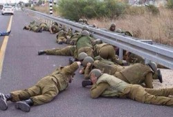 هروب جنود صهاينة من قاعدة بجوار غزة بعد قصفها بالصواريخ