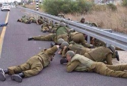 هروب جنود صهاينة من قاعدة بجوار غزة بعد قصفها بالصواريخ