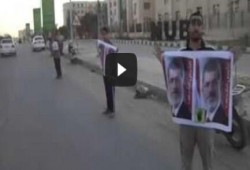 بالفيديو : سلسة بشرية رافضة للانقلاب أمام جامعة النهضة الخاصة ببنى سويف