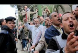 البنك الأهلي يمنع موظفين من العمل طالبوا بتنفيذ الحد الأقصى