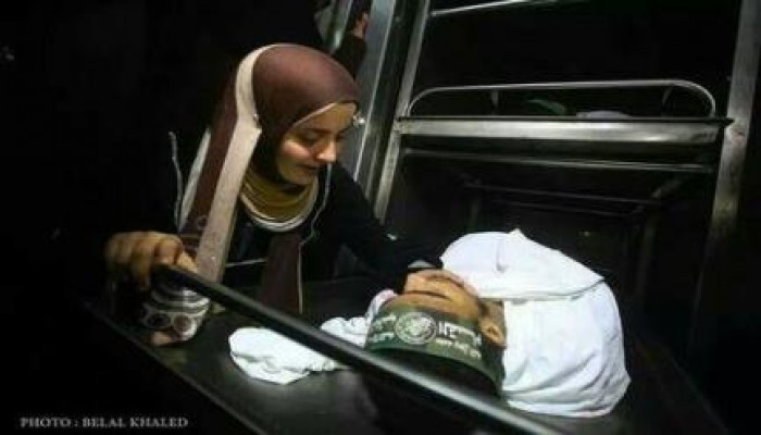 في غزة فقط العروس تقابل خطيبها في ثلاجة الموتى (خطيبة الشهيد عبد الرحمن الزاملى )تودعه