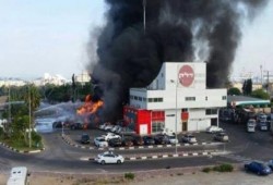 بالصور .. 8 إصابات وحريق كبير في محطة وقود صهيونية بقصف كتائب القسام لأسدود المحتلة