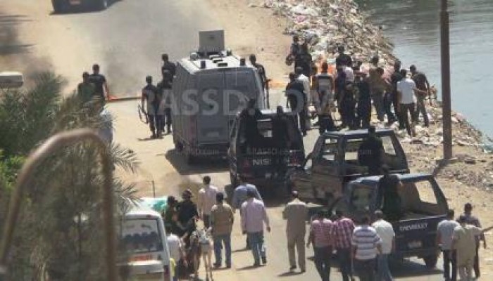 ثوار القوصية ب‏أسيوط‬ يقطعون الطريق أمام قوات أمن الانقلاب، لمنعهم من الوصول للمسيرة