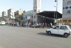 سلاسل بشرية أمام مسجد الخلفاء الراشدين بالسويس