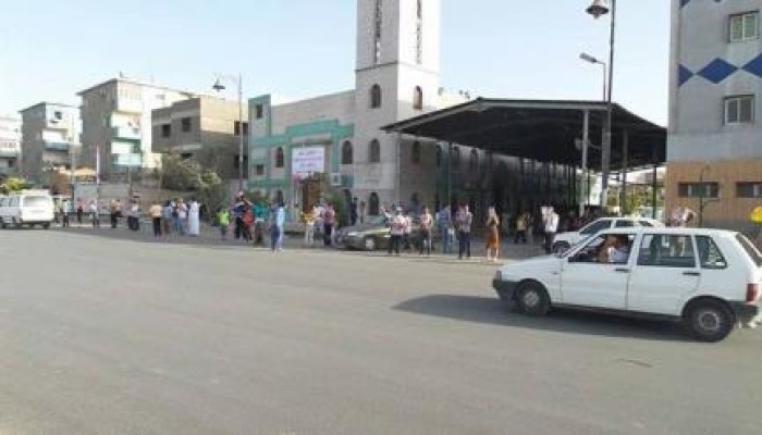سلاسل بشرية أمام مسجد الخلفاء الراشدين بالسويس