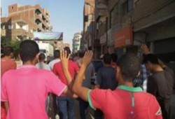 مسيرة وسلسلة بشرية ضمن فعاليات "العسكر يسحق الفقراء" بالإسماعيلية