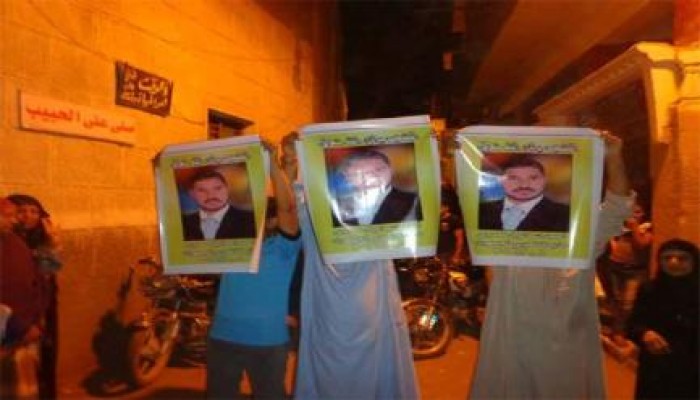 بني سويف: أهالي "إهوة" يتظاهرون في ذكري استشهاد ابن قريتهم