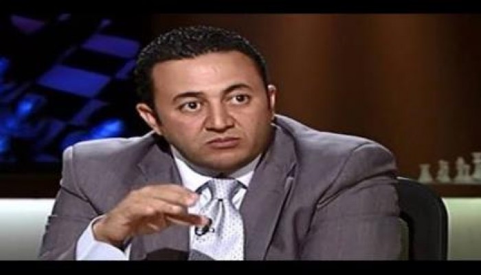 عبد الهادي: السيسي يشتري وﻻء الضباط بالمال خوفًا من انقلاب عسكري