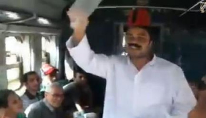 بالفيديو  مواطن يبيع الهواء فى أكياس احتجاجا علي قرارات السفاح برفع الأسعار في مصر