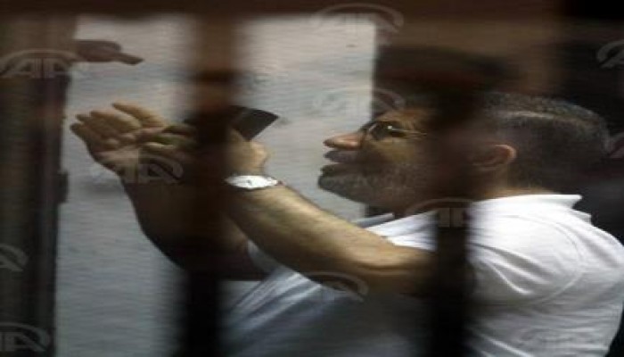 الرئيس مرسي يهتف لغزة مع بداية جلسة محاكمته الباطلة في "اقتحام السجون"