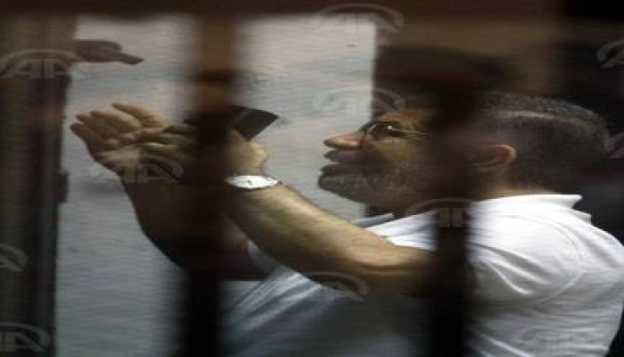 الرئيس مرسي يهتف لغزة مع بداية جلسة محاكمته الباطلة في "اقتحام السجون"