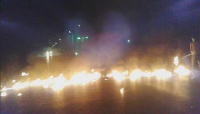 أهالي الشرقية يقطعون طريق ههيا - أبوكبير احتجاجا على رفع الأسعار