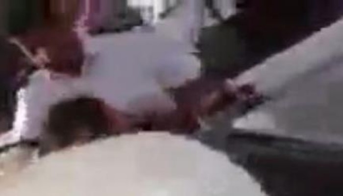 بالفيديو :لواء شرطة يسب المواطنيين في الشارع ويعتدي على مصور الفيديو
