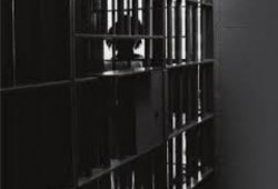 ضابط بسجن أسيوط يمنع الملابس والعلاج عن معتقل مريض