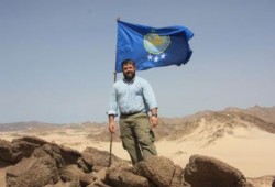 أمريكى ينصب ابنته ملكة على منطقة حدودية بين مصر والسودان