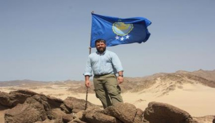 أمريكى ينصب ابنته ملكة على منطقة حدودية بين مصر والسودان