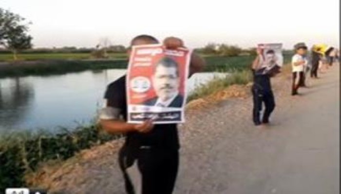 ثوار الإسماعيلية ينظمون سلسلة بشرية مناهضة للانقلاب العسكرى بخط فايد