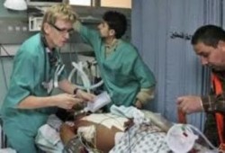 طبيب نرويجي .. منعته السلطات المصرية فأدخله الصهاينة إلى غزة