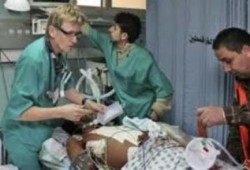 طبيب نرويجي .. منعته السلطات المصرية فأدخله الصهاينة إلى غزة