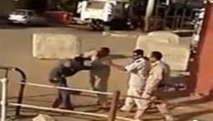 فيديو.. ضباط شرطة بعد الاعتداء على مواطن: «بتصلي علي النبي ليه يا ابن...»
