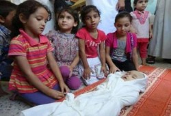 الأشقاء الأطفال للشهيدة "لمى السطري" يودعونها جراء القصف الصهيوني علي غزة (صور)