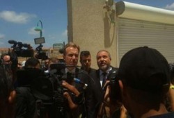 بالفيديو و الصور : وزير خارجية الاحتلال الصهيوني  والنرويج يهربان بسبب صواريخ المقاومة