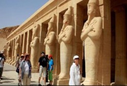 نحس السيسي: تراجع عدد السائحين القادمين لمصر بنسبة 20.7%