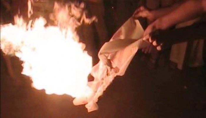 الدقهلية: ثوار كوم النور مركز ميت غمر ينددون بالانقلاب ويحرقون العلم الصهيوني