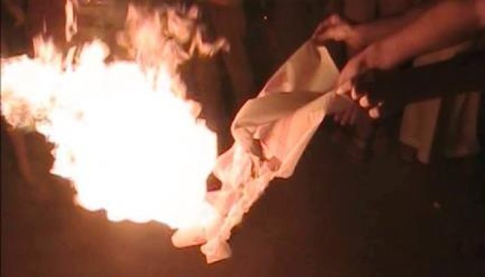 الدقهلية: ثوار كوم النور مركز ميت غمر ينددون بالانقلاب ويحرقون العلم الصهيوني