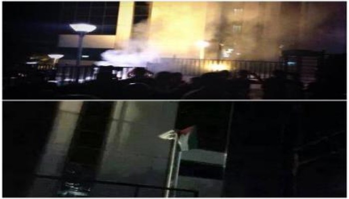 متظاهرين يهاجمون قنصلية الاحتلال الصهيوني بالعاصمة التركية "أنقرة" ويرفعون العلم الفلسطيني