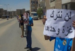 سلسلة بشرية لثوار السويس تندد بعدوان الصهاينة علي غزة