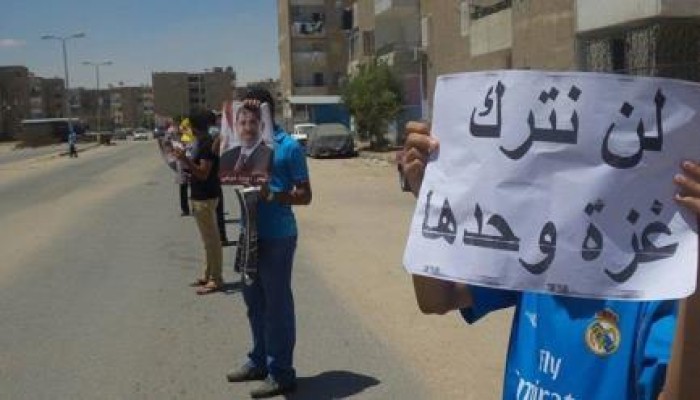 سلسلة بشرية لثوار السويس تندد بعدوان الصهاينة علي غزة