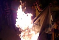 بالصور: شباب العريش يحرقون علم اسرائيل تنديداً بعدوانها على غزة