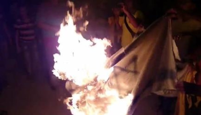 بالصور: شباب العريش يحرقون علم اسرائيل تنديداً بعدوانها على غزة