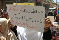 سخرية من جيش السيسي: فتاة ترفع لافتة "يسقط يسقط كحك العسكر"