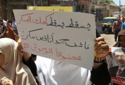 سخرية من جيش السيسي: فتاة ترفع لافتة "يسقط يسقط كحك العسكر"