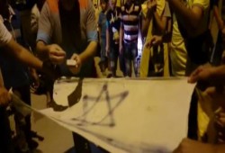 شباب العريش يحرقون علم الكيان الصهيوني تنديداً بعدوانه على غزة