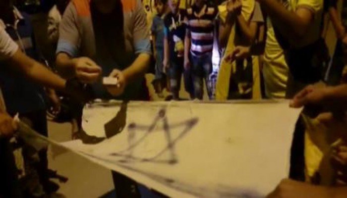 شباب العريش يحرقون علم الكيان الصهيوني تنديداً بعدوانه على غزة