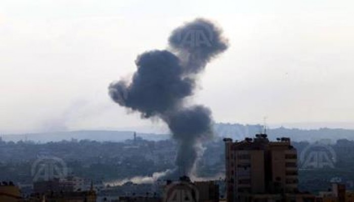 سياسي أيرلندي ينزل علم ‫الكيان الصهيوني‬ من ميناء بأيرلندا تنديدا بعدوانها على ‫غزة