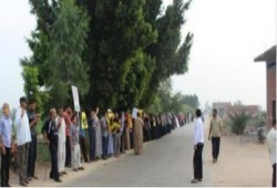 سلسلة بشرية في فاقوس بالشرقية تضامنا مع غزة