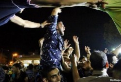 بالصور .. غزة تنتفض فرحا بعد إعلان القسام أسر "آرون"