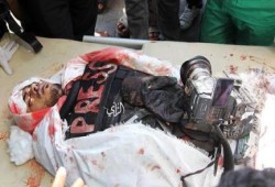 شاهد بالصور : الصحفي الفلسطيني المقتول برصاص الصهاينة في غزة يرفع شعار رابعة