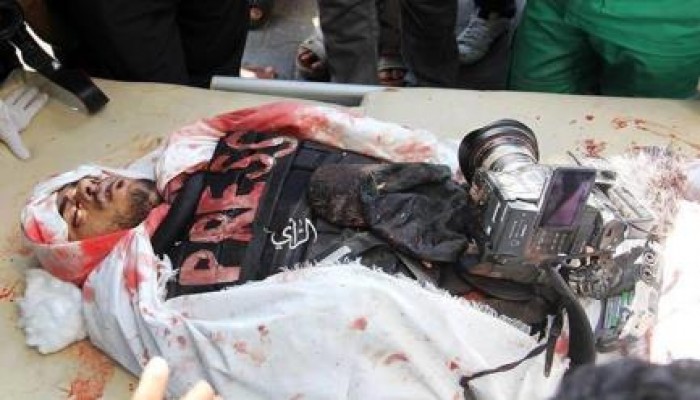 شاهد بالصور : الصحفي الفلسطيني المقتول برصاص الصهاينة في غزة يرفع شعار رابعة