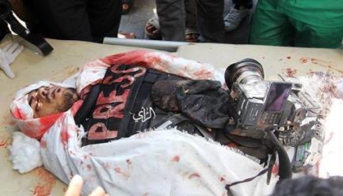 شاهد بالصور : الصحفي الفلسطيني المقتول برصاص الصهاينة في غزة يرفع شعار رابعة