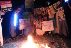 وقفة لشباب بئرالعبد يحرقون فيها علم اسرائيل تنديداً بالعدوان على غزة