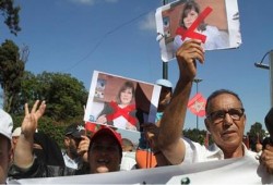 مغاربة يحرقون صور الإعلانية المتصهينة أماني الخياط